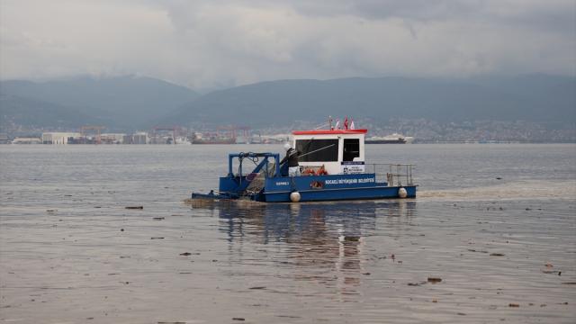 İzmit Körfezi'nden 10 Kamyon Atık Çıkarıldı