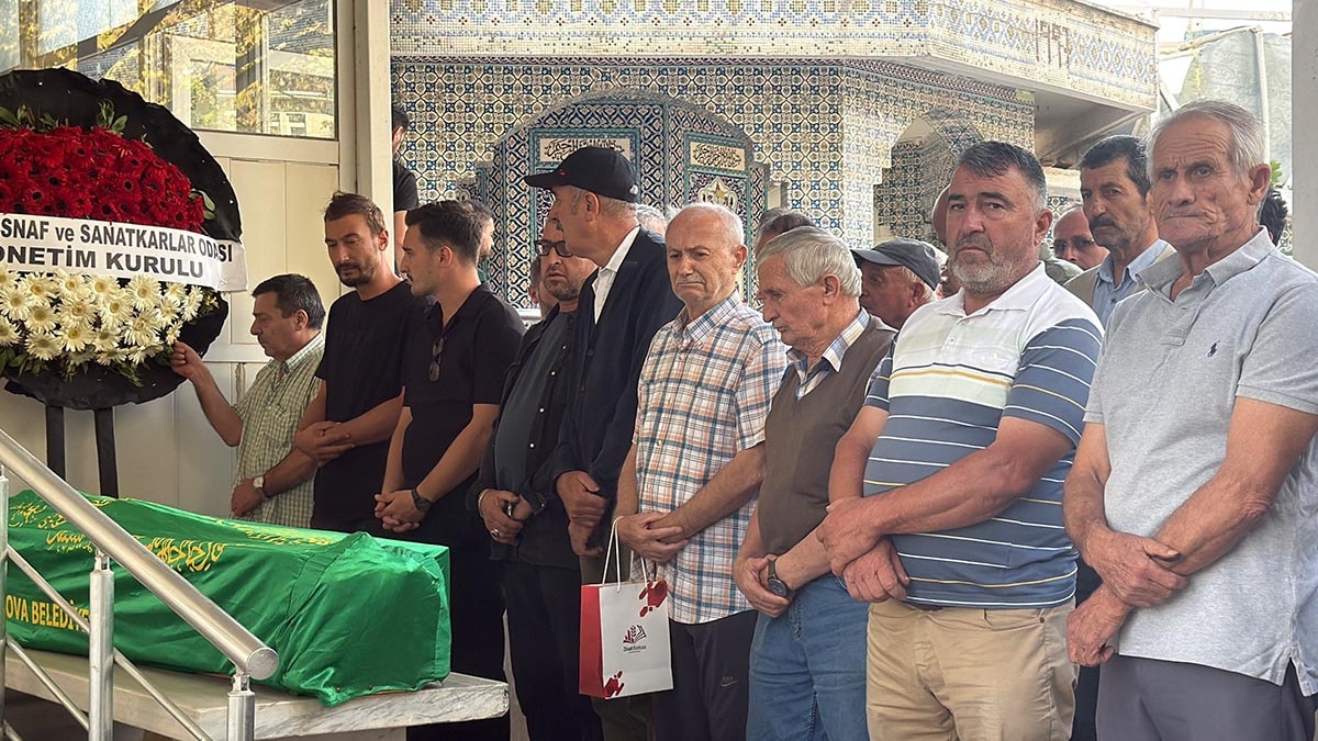 İznik Gölü'nde hayatını kaybeden öğretmen toprağa verildi