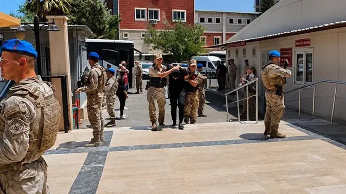 Jandarma kılığında 13 kilo altın soyan çete cezaevinde