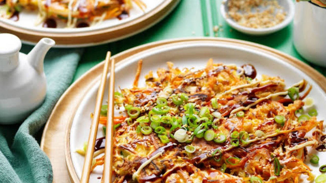 Japon Sokak Lezzeti Okonomiyaki: Osaka ve Hiroşima'nın İkonik Yemeği