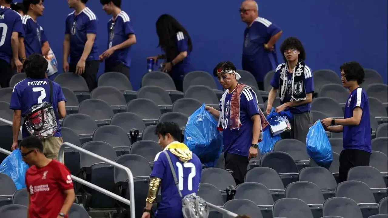 Japon taraftarlardan örnek davranış: Gol sevinci değil, temizlik mesaisi