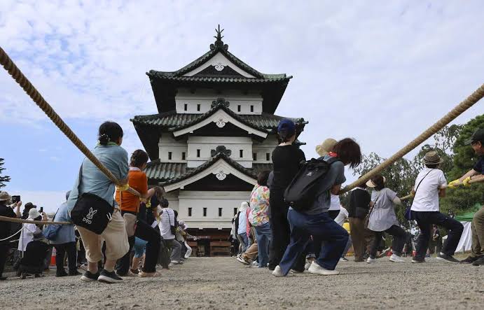 Japonya'da 360 Tonluk Tarihi Kale İnsan Gücüyle Taşındı