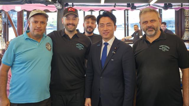 Japonya Savunma Bakanı Koizumi, Eminönü'nde Balık Ekmek Yedi