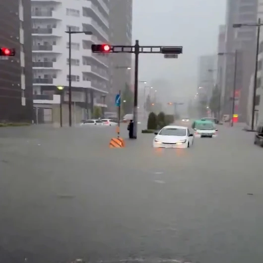 Japonya'yı sel vurdu: Nagoya'da rekor yağış