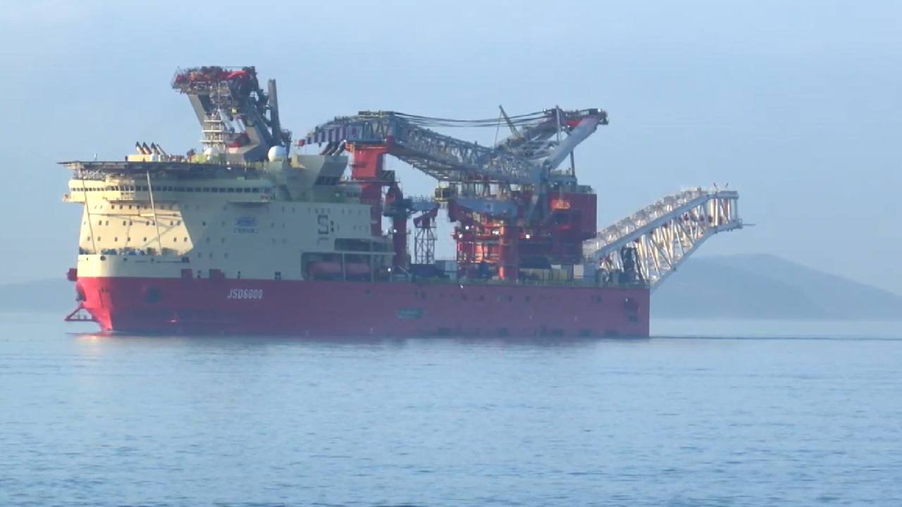 JSD6000 Dev Gemisi İstanbul Boğazı'ndan Geçiyor: Trafik Durdu