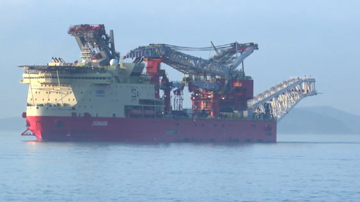 Derin Deniz Boru Döşeme Gemisi 'JSD6000' İstanbul Boğazı'ndan Geçiyor