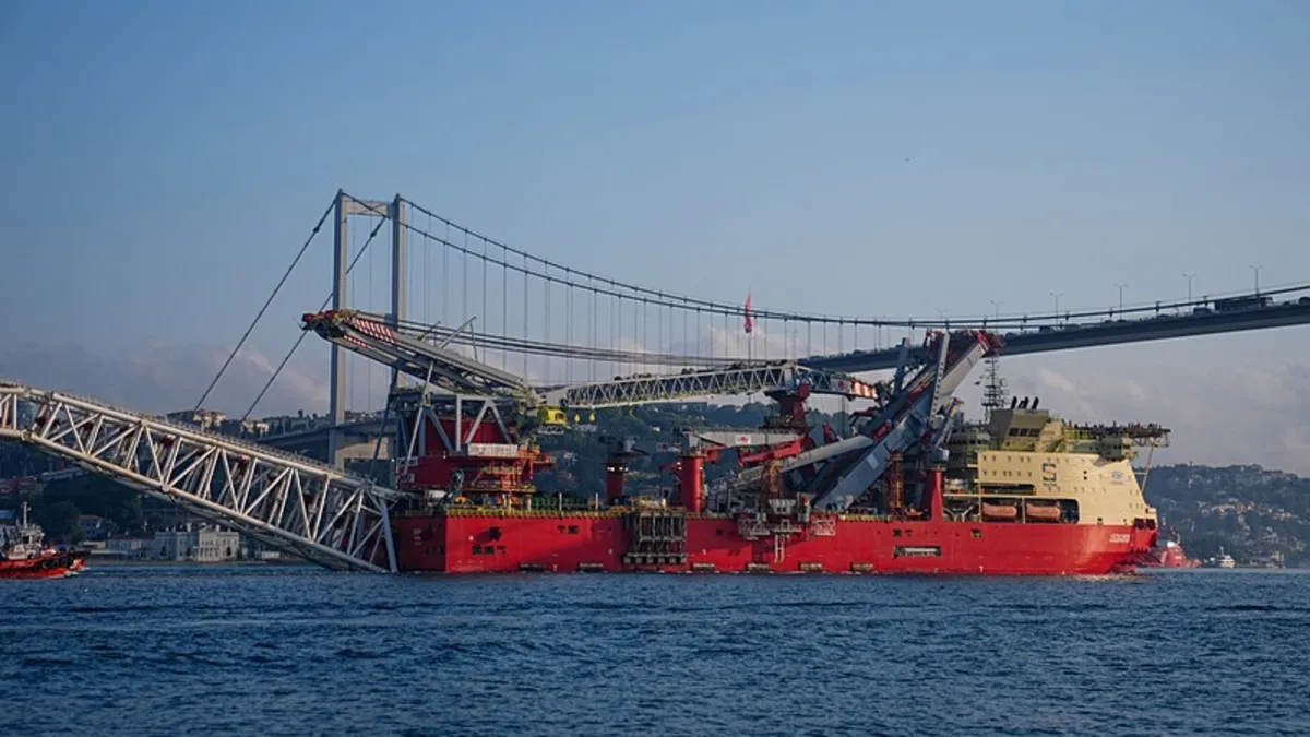 JSD6000 Platformu İstanbul Boğazı'ndan Geçti