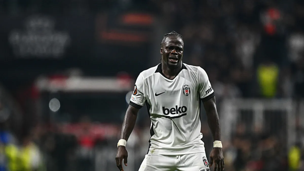 Junior Olaitan İstanbul'a döndü, taraftarlar karşıladı