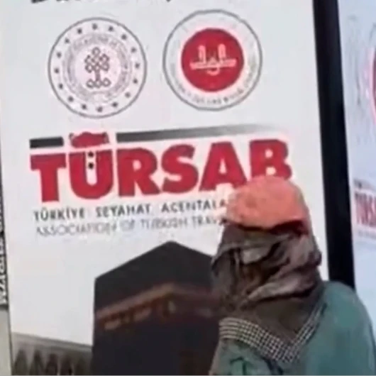 Kabe Hasreti: Atık Toplayan Teyzenin Dua Anları Yürekleri Dağladı