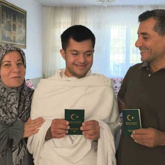 Kabe Maketine Sarılıp Dua Eden Engelli Genç Devlet Biberci'nin Umre Hayali Gerçek Oldu