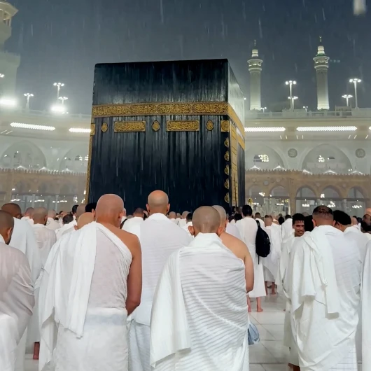 Kabe'de Sağanak Altında Huşu Dolu Anlar