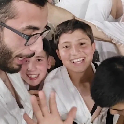 Kabe'ye Dokunan Hafızların Umre Heyecanı Duygulandırdı