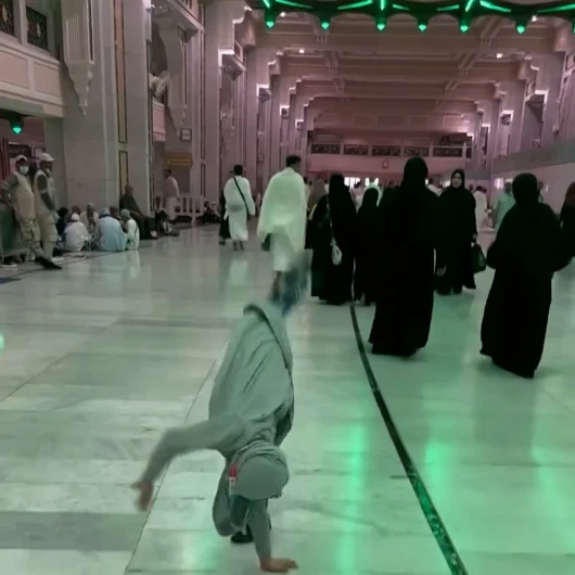 Kabe'de Jimnastik Yapan Minik Umreci Sosyal Medyayı Salladı