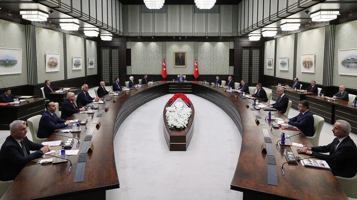 Kabine, Erdoğan Başkanlığında Toplandı: Gündemde NATO Zirvesi ve Terörle Mücadele