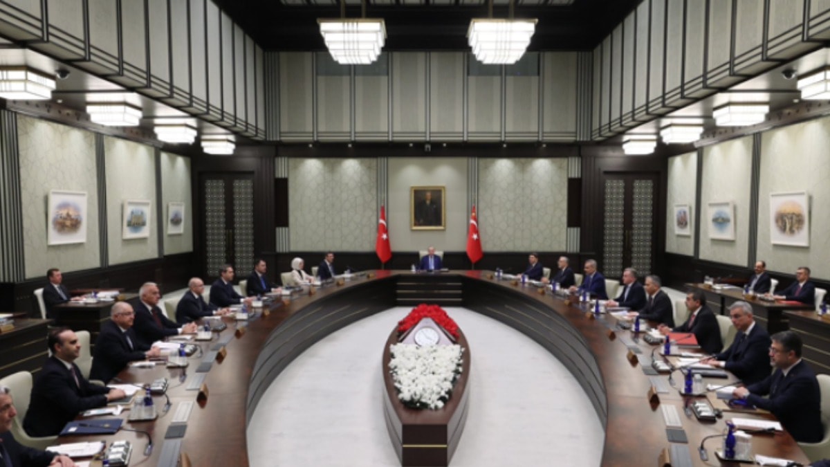 Kabine Toplanıyor: Süreç Yasası Masada