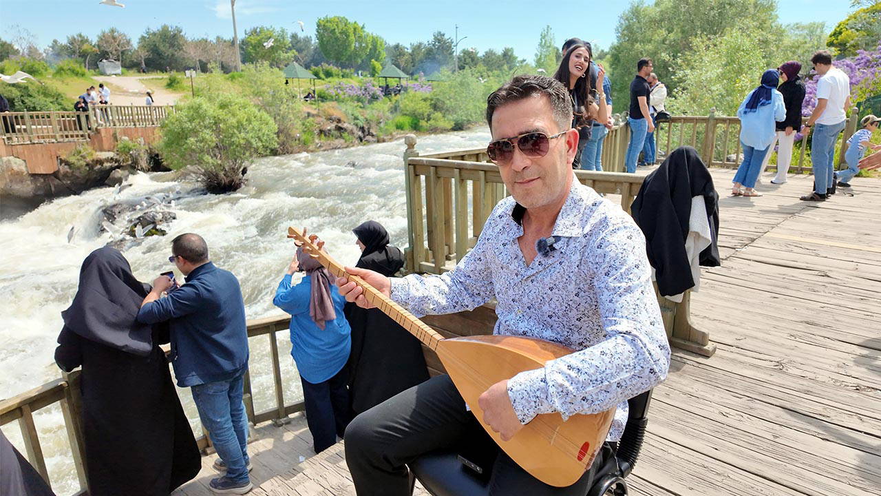 Kaçak avcılığa dikkat çekmek için bağlama çalıp türkü söyledi