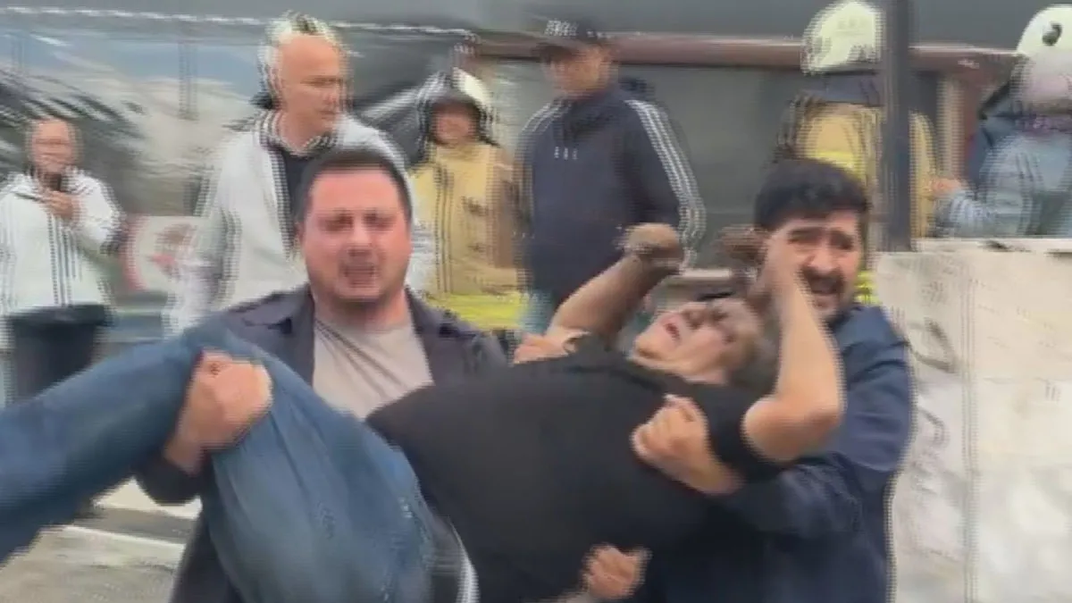 Kadıköy'de 8 Katlı Binada Yangın: Mahsur Kalanlar Kurtarıldı