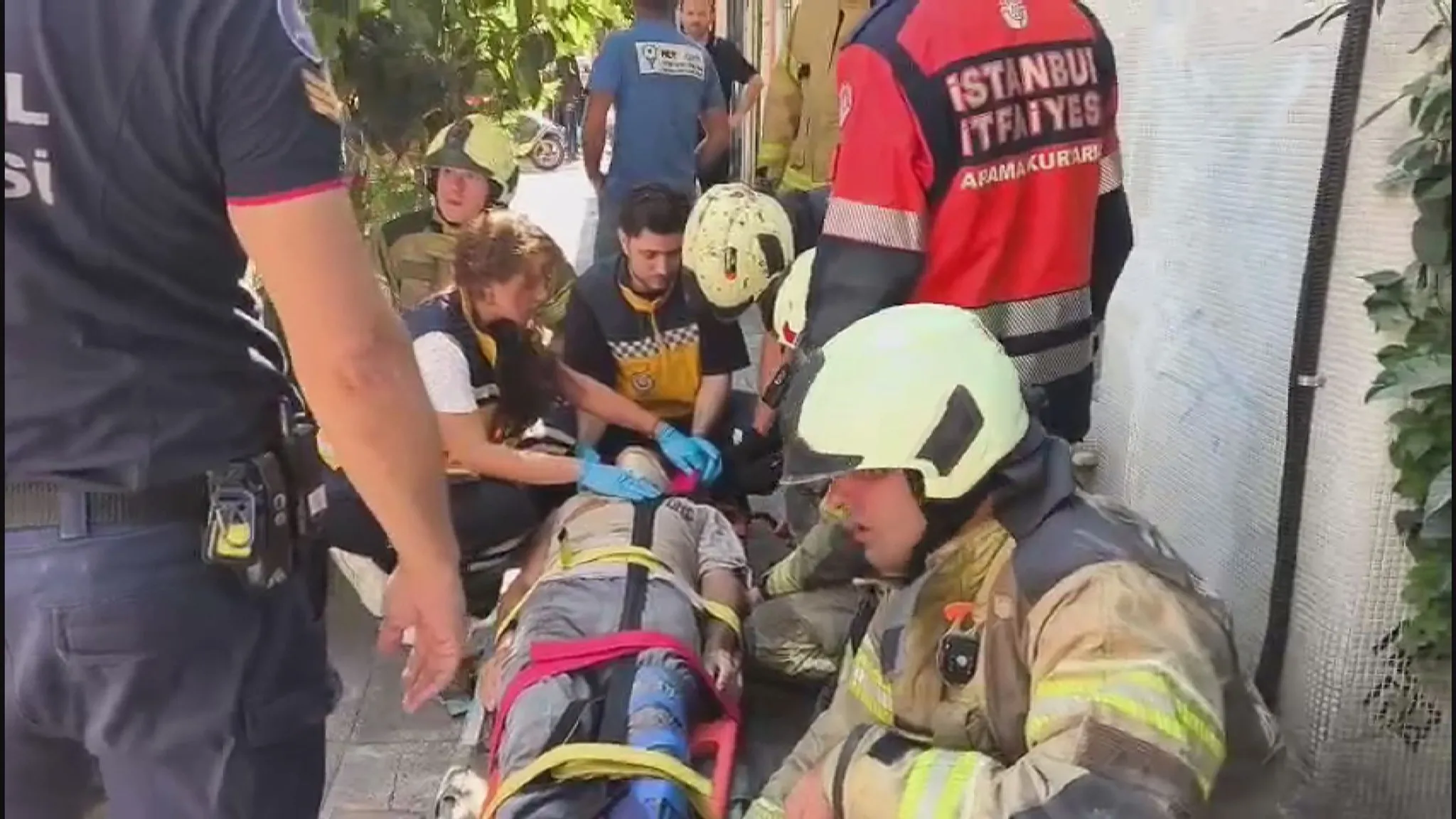 Kadıköy'de bina yıkımında göçük: 2 işçi enkaz altından sağ kurtarıldı