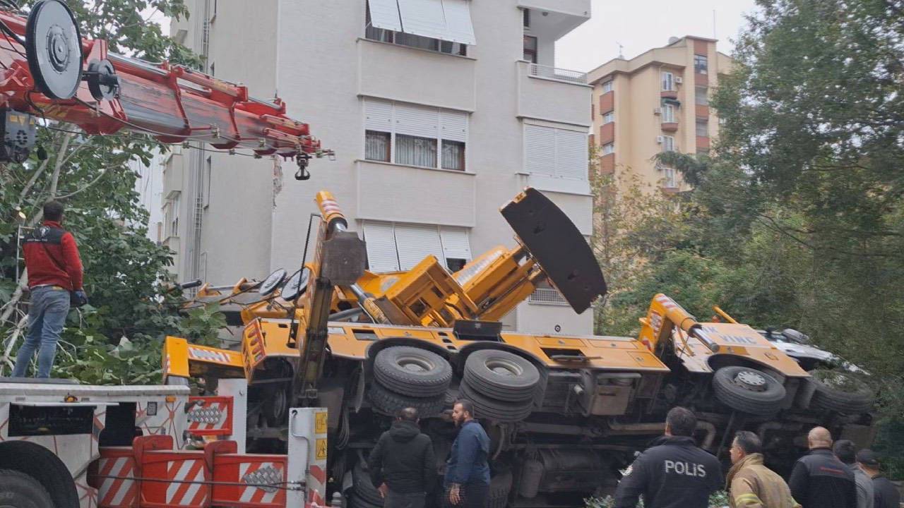 Kadıköy Erenköy'de Vinç Devrildi: 11 Katlı Binaya Çarptı, Cadde Kapandı