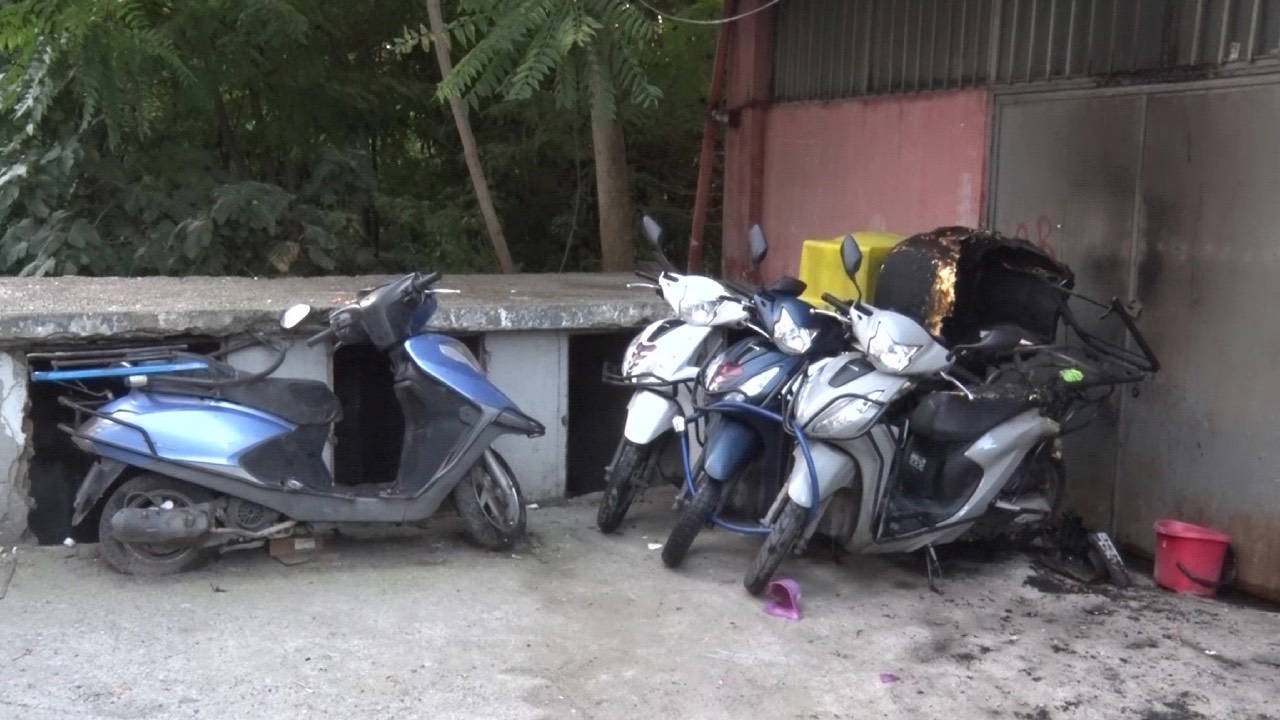 Kadıköy'de motosiklet kundaklama: 4 araç kullanılamaz hale geldi