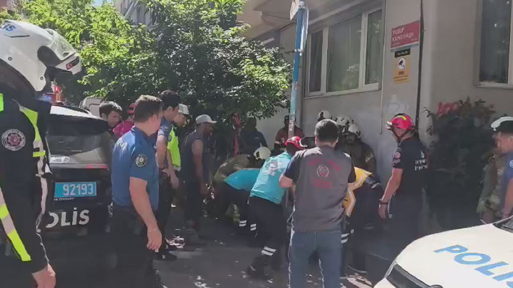 Kadıköy'de yıkım halindeki binada kısmi çökme: 2 işçi yaralı