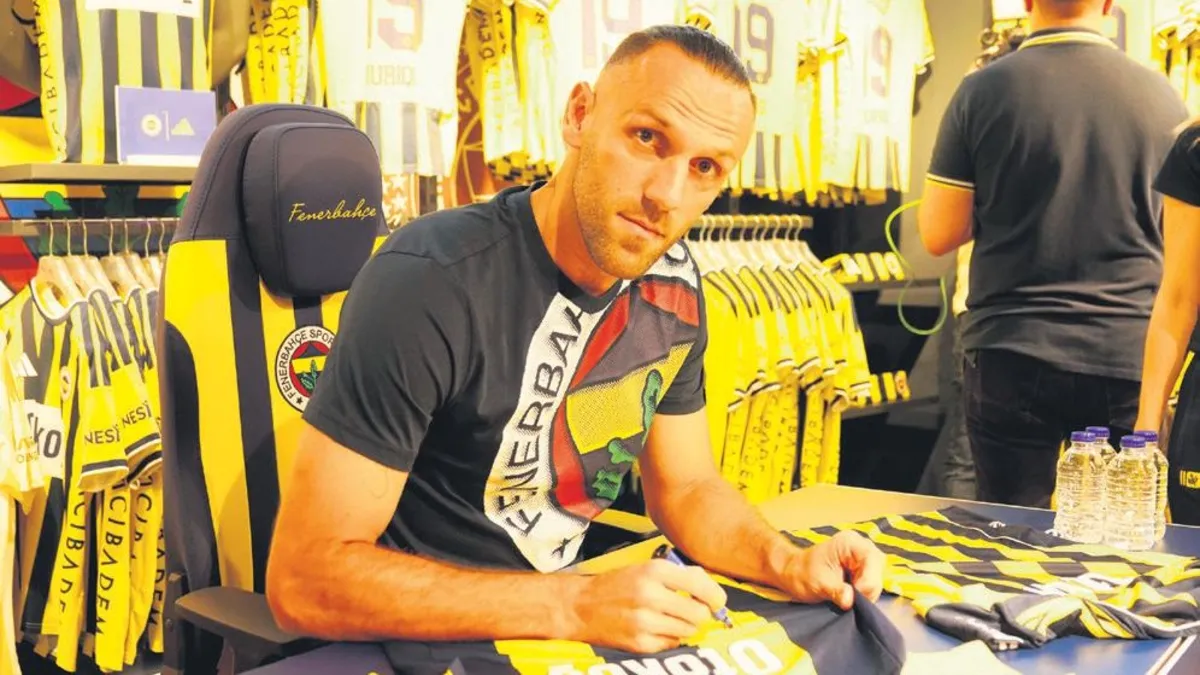 Kadıköy'de Fenerbahçe Taraftarı Vedat Muriqi'ye Akın Etti