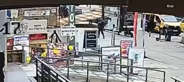 Kadıköy'de inşaat panosu yayaların üzerine devrildi