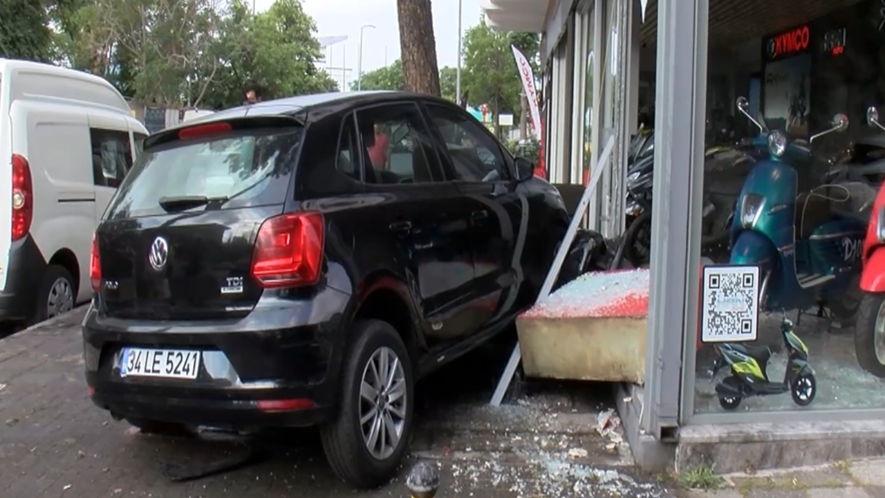 Kadıköy'de kontrolden çıkan otomobil motosiklet dükkanına daldı