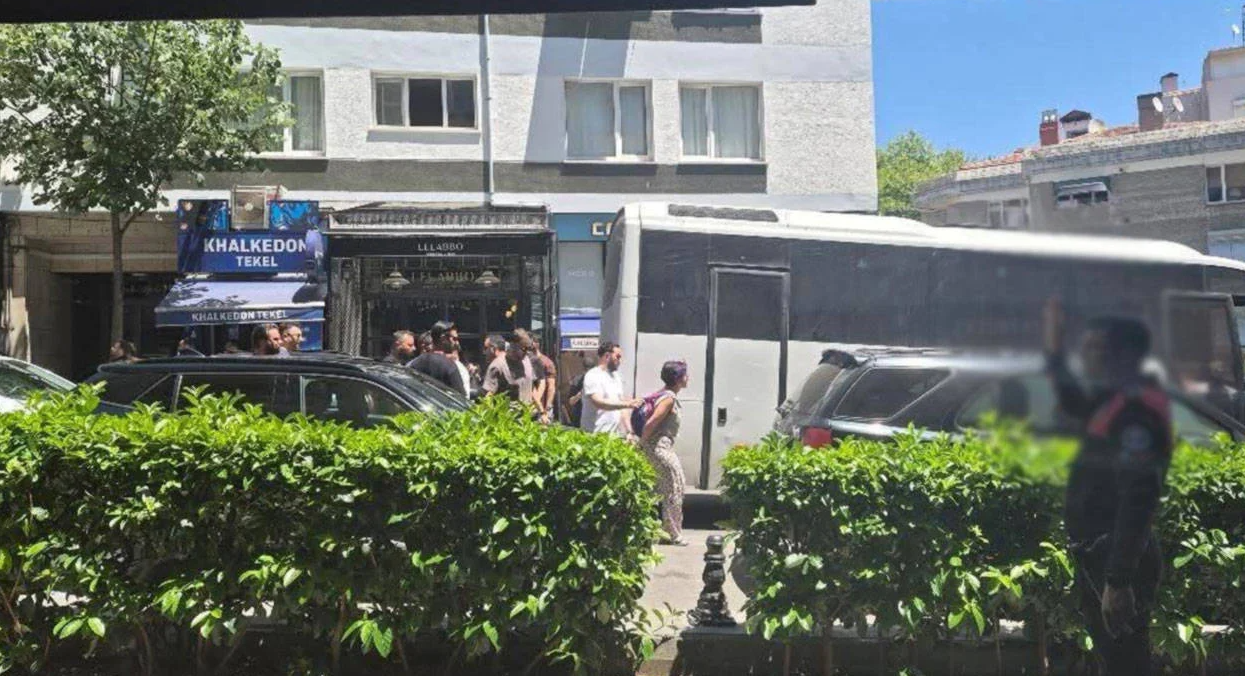 Kadıköy'de Onur Yürüyüşü'ne Polis Müdahalesi: En Az 40 Gözaltı