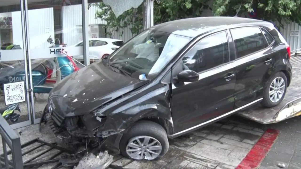 Kadıköy'de Otomobil Motosiklet Galerisine Daldı: 1 Yaralı