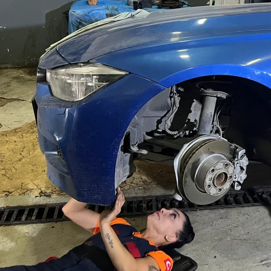 Hayaller Muhasebe Hayatlar Sanayi: Kadın Motor Ustası Tüm Mekanik Parçaları Tamir Ediyor