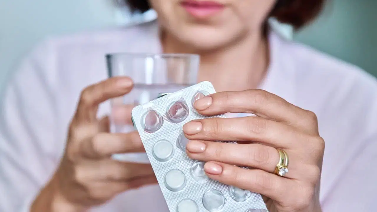 Kadınlar ilaç yan etkilerine daha açık: Cinsiyete göre doz ayarı şart