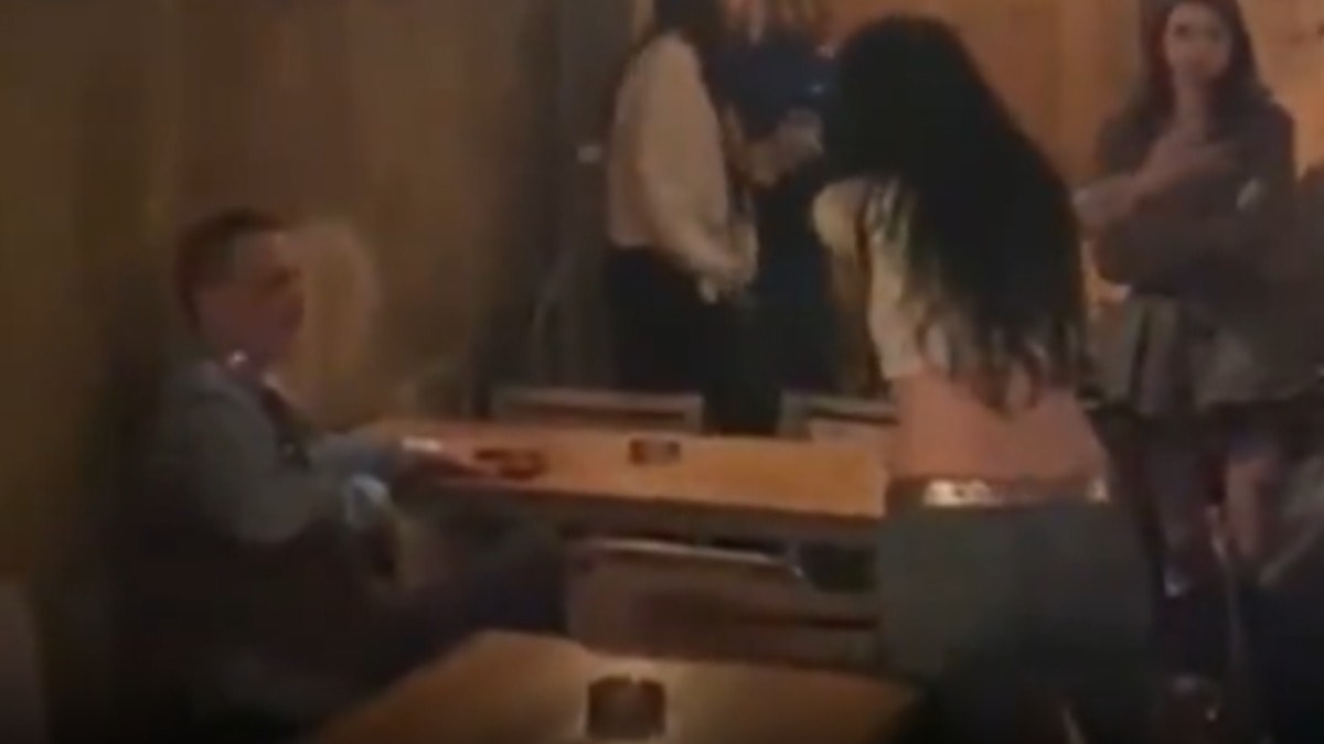 Kadınlar ünlü oyuncuyu mekandan kovdu