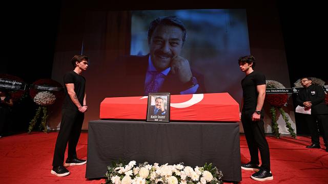 Türk Sinemasının Usta İsmi Kadir İnanır'a Veda: Harbiye'de Tören Düzenlendi