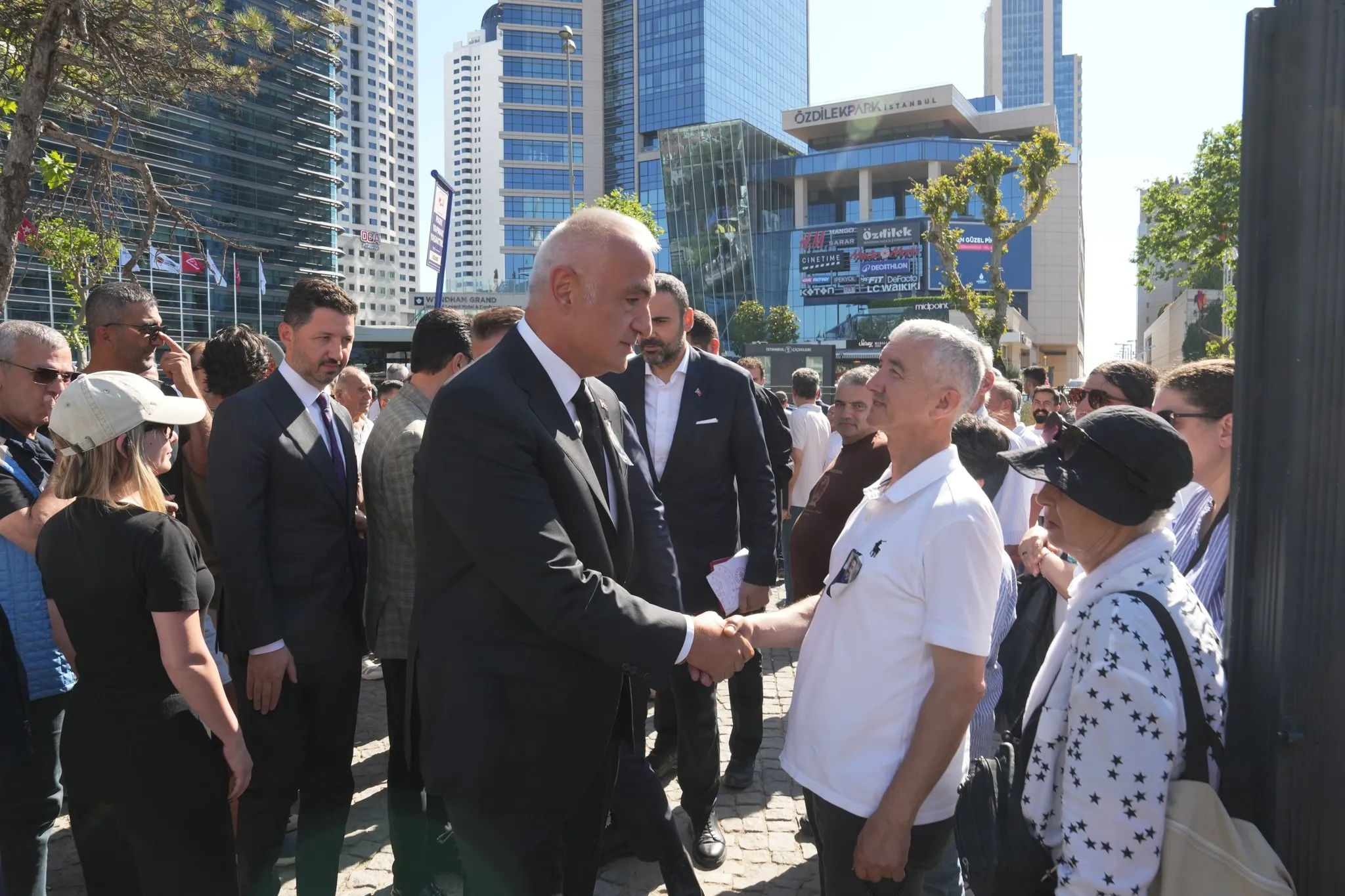 Usta sanatçı Kadir İnanır son yolculuğuna uğurlandı