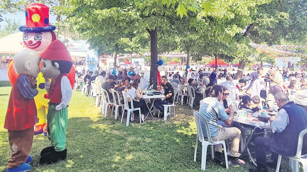 Kağıthane'de 20 bin kişi bayramlaştı