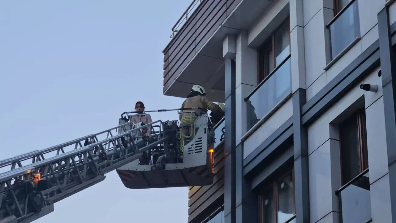 Kağıthane'de 5 katlı binada yangın: 7 kişi kurtarıldı, 4'ü hastanede