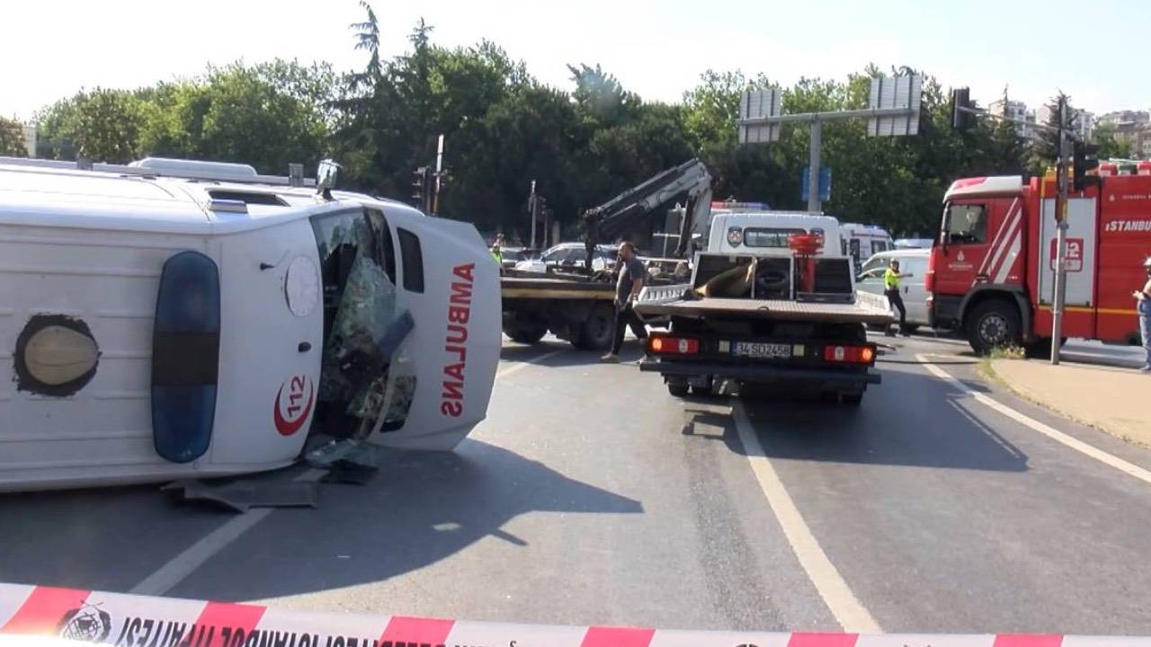 Kağıthane'de ambulans motosiklet çarpıştı: 4 yaralı sağlık çalışanı