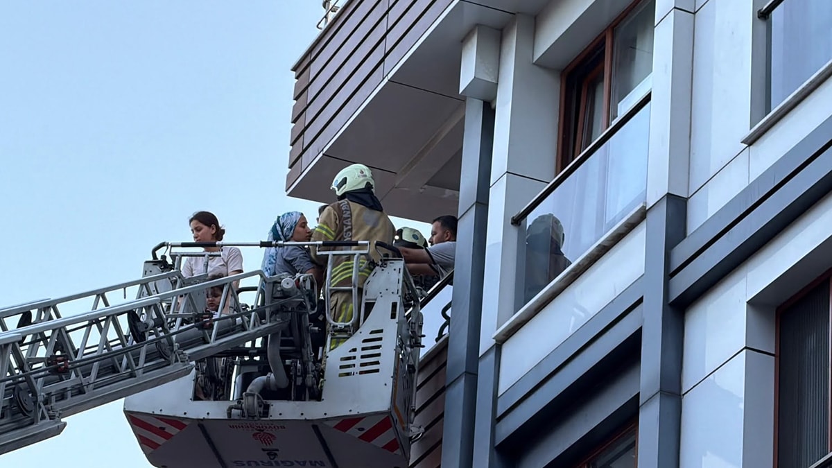 Kağıthane'de apartman yangını: 4 kişi hastaneye kaldırıldı