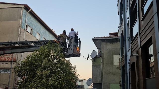 Kağıthane'de 5 Katlı Bina Yangını: 7 Kişi Kurtarıldı, 4 Kişi Hastanede