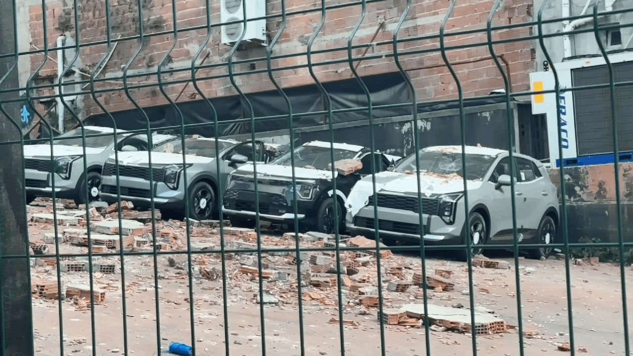Kağıthane'de Sıfır Araçlara Duvar Çöktü, 30 Milyon Liralık Zarar