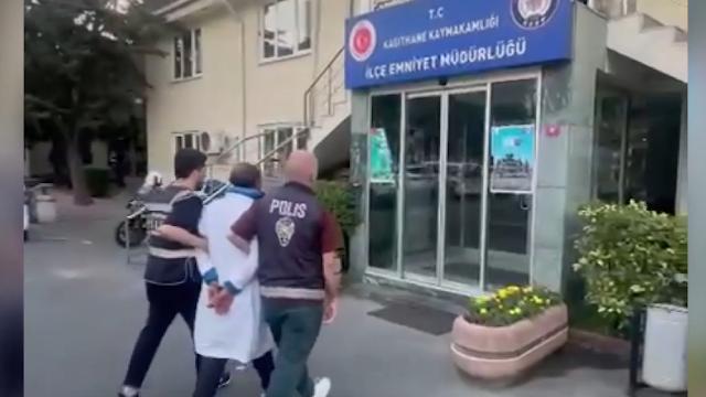 Kağıthane'de Türk bayrağını yere atan şüpheli yakalandı