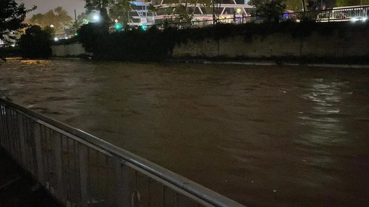 Kağıthane Deresi taşma noktasında: Sağanak İstanbul'u vurdu