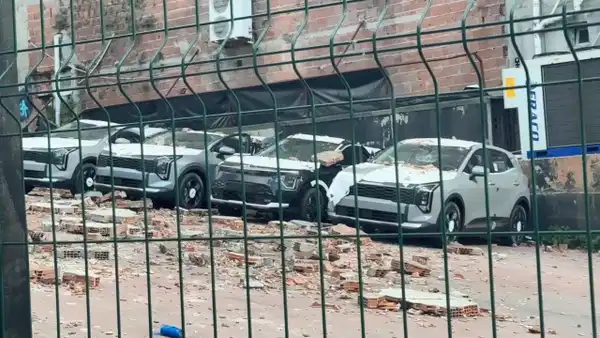 Kağıthane'de Duvar Çökmesi: 12 Sıfır Araç Hasar Gördü, 30 Milyon TL Zarar