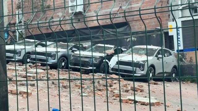 Kağıthane'de Duvar Çökmesi: 12 Sıfır Araç Hasar Gördü