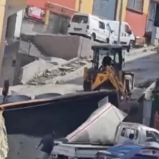 Kağıthane'de Hafriyat Kamyonu Park Halindeki Otomobilin Üzerine Devrildi