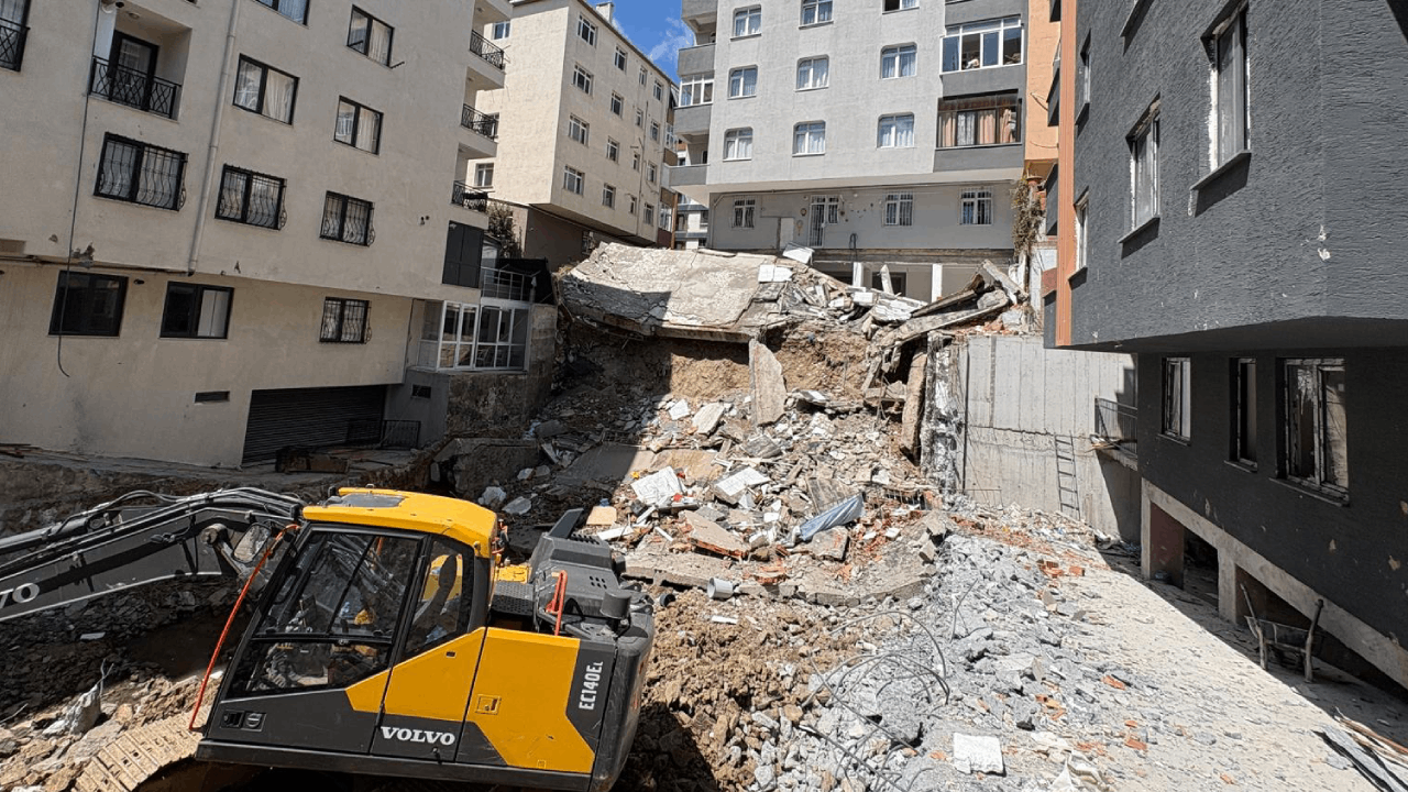 Kağıthane'de Kepçe, Yan Binanın Balkonunu Yıktı: Korku Dolu Anlar