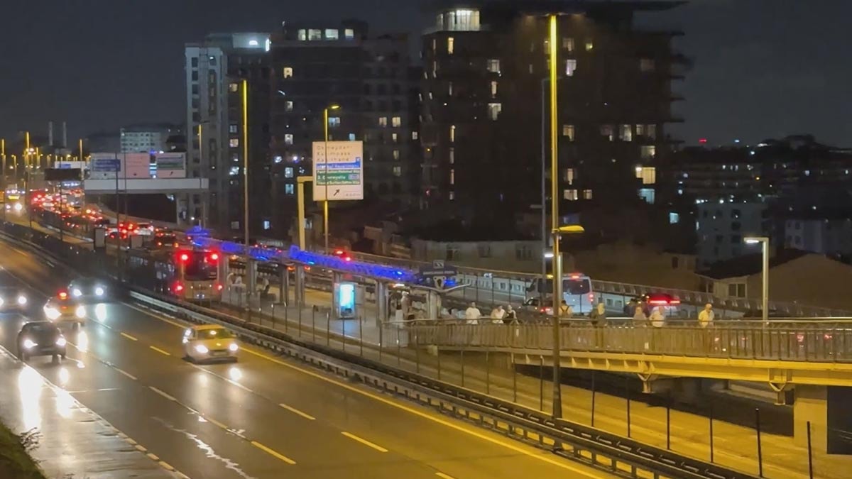 Kağıthane'de Metrobüs Yangını: Yolcular Son Anda Tahliye Edildi