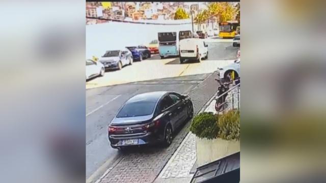 Kağıthane'de Minibüs İETT Otobüsüne Çarptı: 3 Yaralı