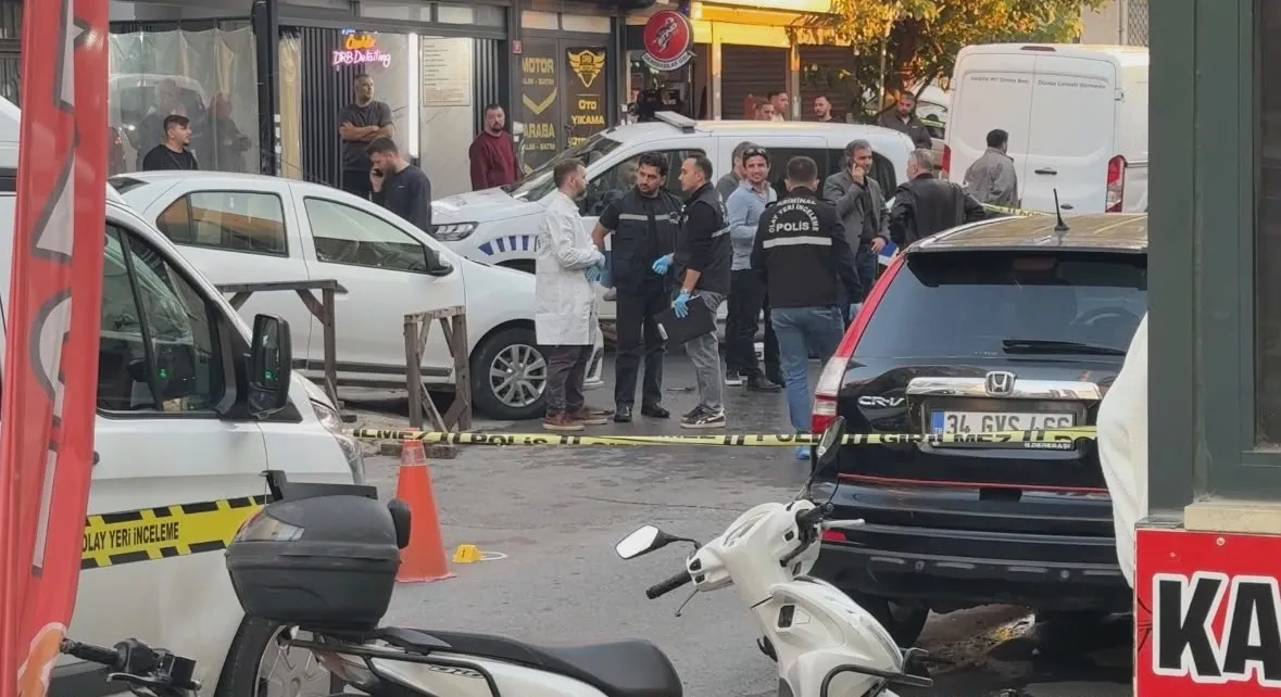 Kağıthane'de silahlı saldırı: Park halindeki cipe kurşun yağdı